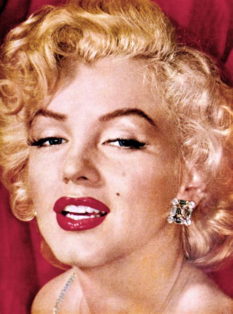 Monroe & main - Marilyn Monroe, vlastním jménem Norma Jeane Mortenson, ( 1. června 1926 Los Angeles, Kalifornie – 5. srpna 1962 Brentwood, Los Angeles) byla americká filmová herečka, modelka, zpěvačka a producentka . Většinu svého dětství strávila v pěstounské péči a sirotčinci, v roce 1946 pak podepsala smlouvu s filmovým studiem ... 